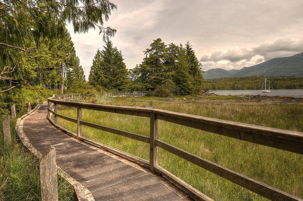 Waters Edge Shoreside Suites Ucluelet Bagian luar foto