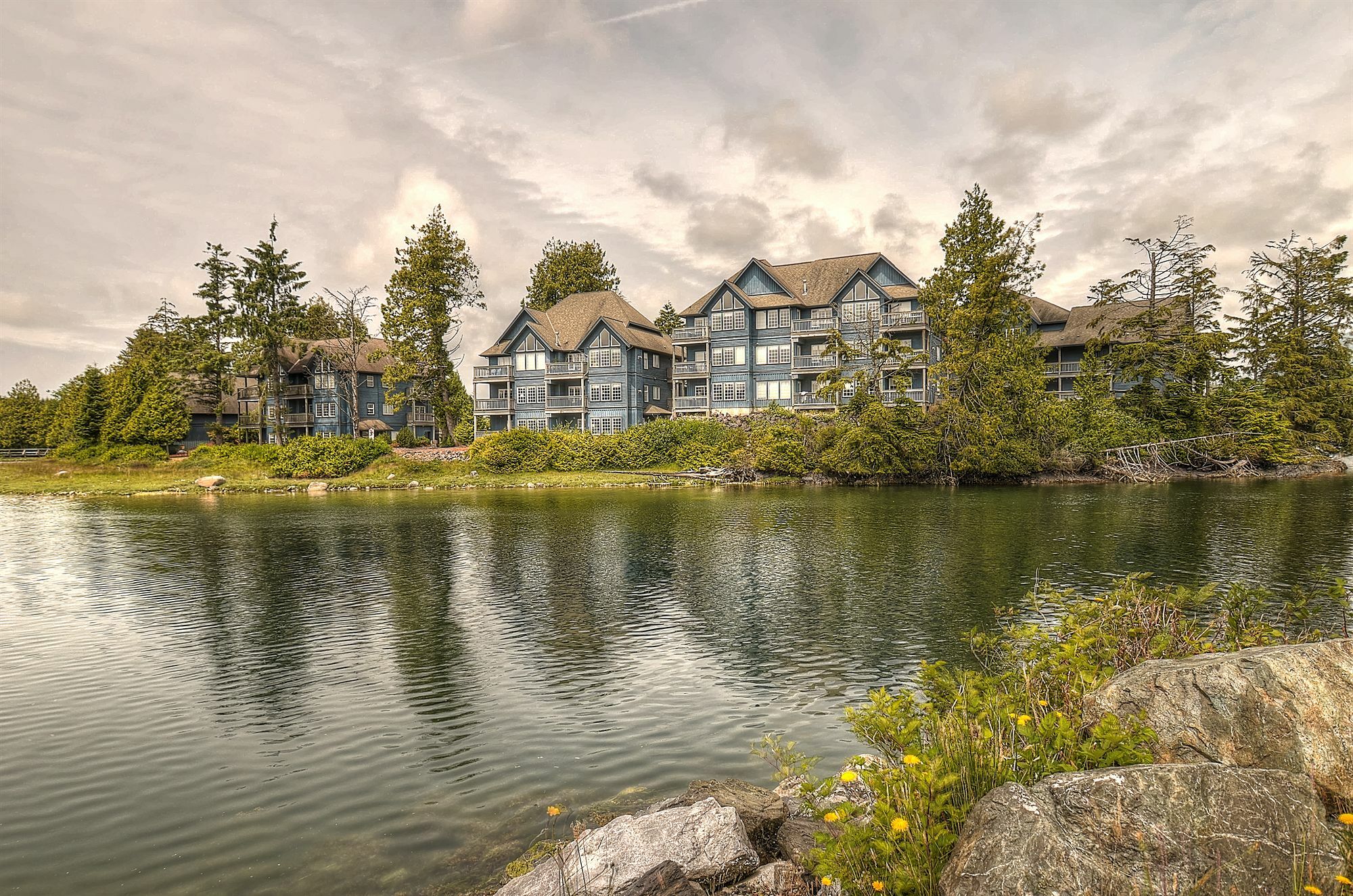 Waters Edge Shoreside Suites Ucluelet Bagian luar foto