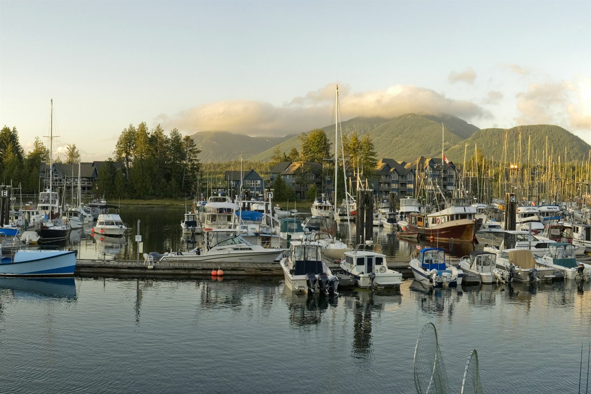 Waters Edge Shoreside Suites Ucluelet Bagian luar foto